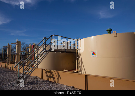 Öl und Gas Bohrlochkopf und Ventile und Fäkalientanks Stockfoto
