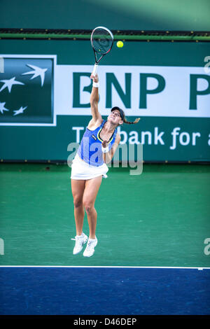 04.03.2013. Indische Brunnen, Kalifornien, USA.  Mallory Burdette (USA), Jana Cepelova (SVK) während der BNP Paribas Open dienen statt auf der Indian Wells Tennis Garden in Indian Wells, CA. Stockfoto