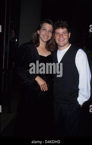 SEAN ASTIN mit Frau Christine Harrell Astin 1994. (Kredit-Bild: © Michael Ferguson/Globe Photos/ZUMAPRESS.com) Stockfoto