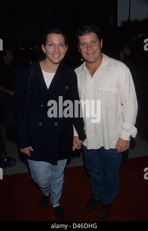 SEAN ASTIN mit Frau Christine Harrell Astin.The Rat Pack HBO in Los Angeles, Ca. 1998.k13049fb. (Kredit-Bild: © Fitzroy Barrett/Globe Photos/ZUMAPRESS.com) Stockfoto