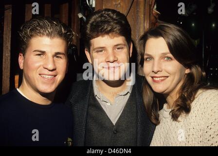 SEAN ASTIN mit Frau Christine Harrell Astin und Jason Hervey.A Partei für Kinder und Jugendliche bei Barneys Beanery 1994.k0027bn. (Kredit-Bild: © Bob V. Noble/Globe Photos/ZUMAPRESS.com) Stockfoto