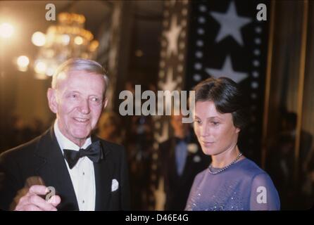 FRED ASTAIRE mit Frau Robyn Smith.n3072.Supplied von Fotos, inc. (Credit-Bild: © von Globe Fotos, Inc/Globe Photos/ZUMAPRESS.com geliefert) Stockfoto