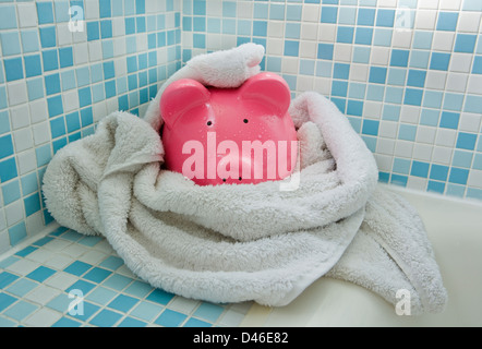 Trocknung ein Sparschwein im Badezimmer Stockfoto