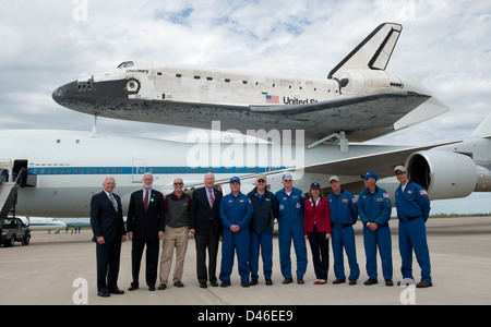Die Space Shuttle Discovery wurde am 17. April 2012 von einem 747 Shuttle Carrier Flugzeug zum Washington Dulles International Airport transportiert, nachdem ihre letzte Mission beendet war. Stockfoto