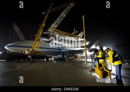 Die Space Shuttle Discovery wird vom Shuttle Carrier Aircraft (SCA) am Washington Dulles International Airport angekündigt und stellt damit einen Schritt in der Vorbereitung der Post-Flight-Verarbeitung und des Transports dar. Stockfoto