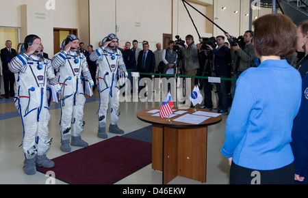 Expedition 31 Astronauten, darunter NASA-Astronaut Kevin Ford und die russischen Kosmonauten Evgeny Tarelkin und Oleg Nowitskiy, führten Vorbereitungen für den Start im Gagarin Cosmonaut Training Center in Russland durch. Sie sollten zur Internationalen Raumstation starten, um eine Forschungs- und Instandhaltungsmission durchzuführen. Stockfoto