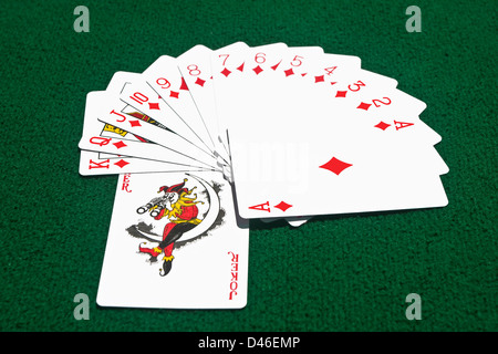 House of Diamonds der Spielkarten setzen auf den Spieltisch mit dem roten Joker unter streetwise. Stockfoto