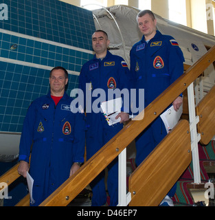 Expedition 31 Astronauten, darunter Kevin Ford, Oleg Novitskiy und Evgeny Tarelkin, bereiten sich auf ihre Mission zur Internationalen Raumstation im Gagarin Cosmonaut Training Center in Russland vor. Das Team wurde informiert und bereit für die Raumfahrt. Stockfoto
