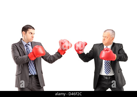 Zwei Geschäftsleute, die einen Kampf mit Boxhandschuhen, isoliert auf weißem Hintergrund Stockfoto