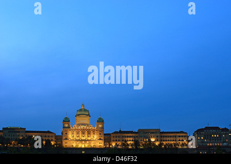 Federal Palace of Switzerland in der Abenddämmerung Stockfoto