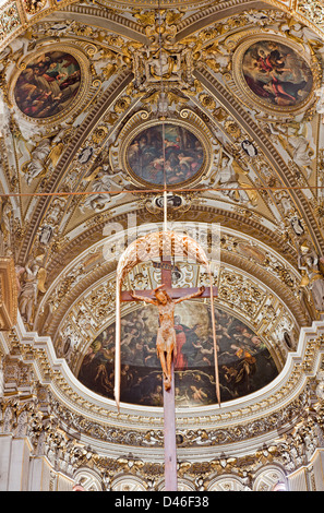BERGAMO - 26 Januar: Main Apsis und Kreuz der Kathedrale Santa Maria Maggiore am 26. Januar 2013 in Bergamo, Italien. Stockfoto