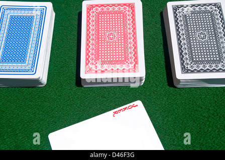 Schuss von drei komplett unterschiedliche Farbe Poker Karten-Decks mit einem roten Joker. Stockfoto