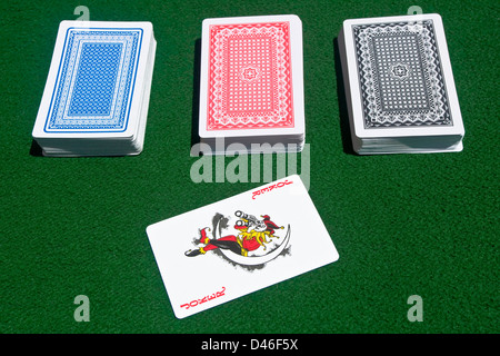 Schuss von drei komplett unterschiedliche Farbe Poker Karten-Decks mit einem roten Joker. Stockfoto
