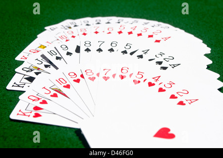 Komplette Kartenspiel gelegt auf dem Grün spielen Tabelle nach der Anzüge. Stockfoto