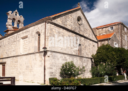 Eine steinerne Kirche und der Glockenturm in Korcula Stockfoto