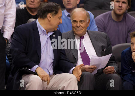 5. März 2013: Ehemaliger Gouverneur Pennsylvania und Philadelphia Bürgermeister Ed Rendell spricht Dinge über mit Philadelphia 76ers CEO Adam Aron während der NBA-Spiel zwischen den Boston Celtics und die Philadelphia 76ers im Wells Fargo Center in Philadelphia, Pennsylvania. Die Boston Celtics schlagen die Philadelphia 76ers, 109-101. Stockfoto