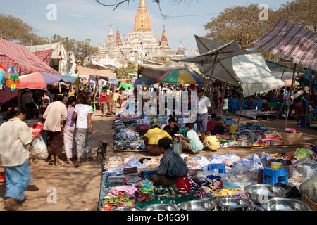 Markt in der Nähe von Ananda Pahto Tempel in Bagan. Stockfoto