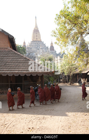 Buddhistische Mönche dort unterwegs zum Empfang von Almosen essen von Einheimischen in Bagan Stockfoto