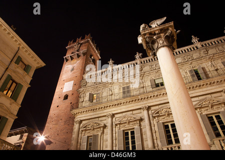 Verona - Porta Leona und Palazzo Maffei und Markusplatz Spalte von Piazza Erbe in der Nacht Stockfoto