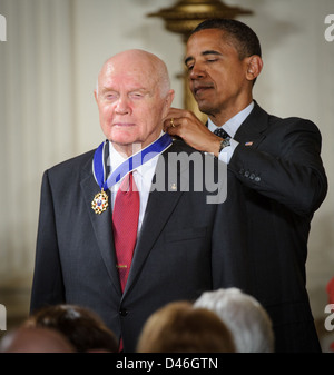 Der ehemalige Astronaut und US-Senator John Glenn wird von Präsident Barack Obama in einer Zeremonie im Weißen Haus mit der Presidential Medal of Freedom ausgezeichnet. Glenns Vermächtnis in der Weltraumforschung und im öffentlichen Dienst wird anerkannt. Stockfoto