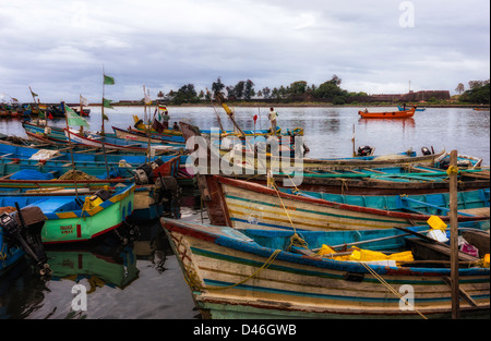 Traditionelle hölzerne Fischerboote mit leuchtenden Farben festgemacht an einem ruhigen Abend in Mapilla Bay Harbour, Kannur, Kerala, Indien. Stockfoto