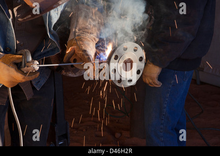 Schweißer arbeiten auf einer Öl-Pipelines Stockfoto