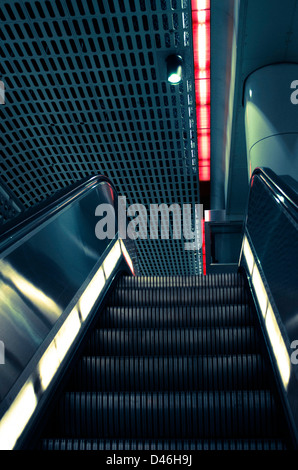 Beleuchtete Rolltreppe in der Los Angeles Metro station Stockfoto