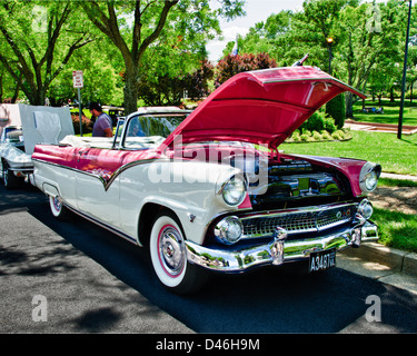 1955 Ford Fairlane Cabrio, Oldtimer Show, Armstrong Straße, Altstadt Fairfax, Virginia Stockfoto