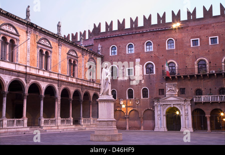 Verona - Piazza dei Signori und Dante Alighieri Denkmal. Stockfoto