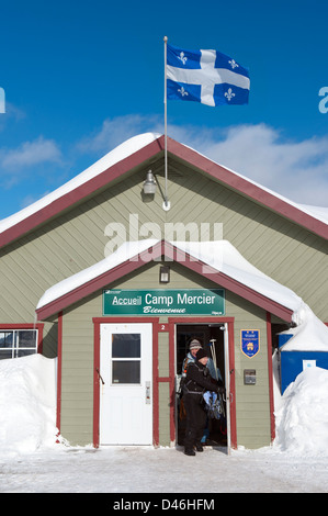 Skifahrer aus das welcome Center am Camp Mercier, Provinz Quebec, Kanada. Stockfoto