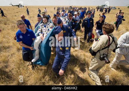 Die Expedition 31 mit den Astronauten Andre Kuipers, Don Pettit und Oleg Kononenko landet nach Abschluss ihrer Mission auf der Internationalen Raumstation sicher in Kasachstan. Stockfoto