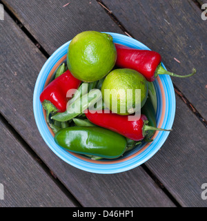 Draufsicht der Schale gefüllt mit Gemüse und Obst, Stockfoto