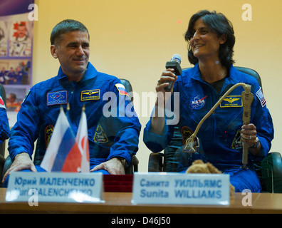 Die Besatzung der Expedition 32, darunter Akihiko Hoshide, Sunita Williams und Juri Malenchenko, hält eine Pressekonferenz im Baikonur Cosmodrome ab, bevor sie zur Internationalen Raumstation startet. Stockfoto