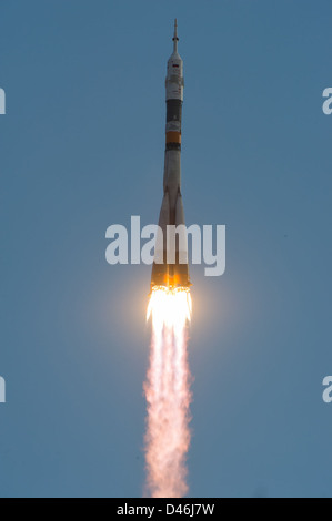 Die Besatzung der Expedition 32, darunter Astronauten der NASA, Roscosmos und JAXA, startet mit dem Sojus TMA-05M-Raumschiff vom Baikonur Cosmodrome in Kasachstan zur Internationalen Raumstation für eine Forschungsmission. Stockfoto