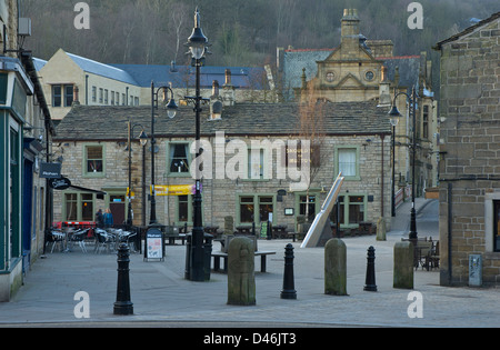 Schulter des Hammelfleisch Pub- & "Barchent Messer" Kunstwerk - in St George Square, Hebden Bridge, West Yorkshire, England UK Stockfoto