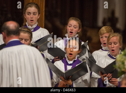 Eine Gedenkfeier für Astronaut Neil Armstrong an der National Cathedral in Washington, D.C. würdigte seine Beiträge zur Weltraumforschung und zur ersten Mondlandung. Zu den Teilnehmern zählten Würdenträger und Mitglieder der Weltraumgemeinschaft. Die Veranstaltung betonte Armstrongs Vermächtnis, Führung, Reichweite und Einfluss auf die menschliche Raumfahrt. Stockfoto