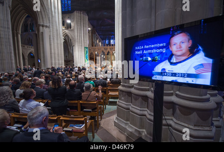 Neil Armstrong, Apollo 11 Astronaut, wurde bei einer Gedenkfeier in der National Cathedral in Washington, D.C. geehrt und würdigte seine Beiträge zur Weltraumforschung, NASA-Missionen und zur menschlichen Raumfahrt. Stockfoto