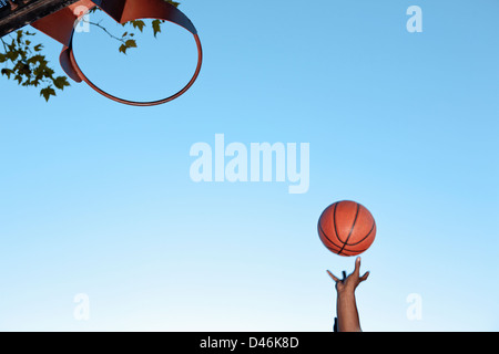 Zwei junge schwarze Männer Basketball zu spielen, nach der Arbeit. Stockfoto