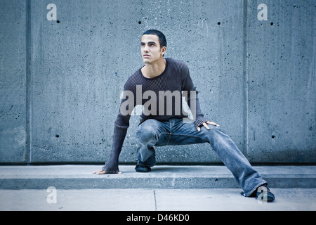 eine junge männliche Modell tun die Spidey-pose Stockfoto
