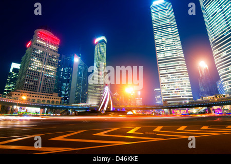 Lichtspuren auf der Straße mit modernen Gebäude Hintergrund in shanghai, China Stockfoto