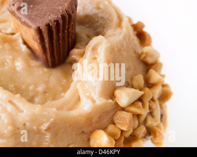 Gourmet-Reeses Peanut Butter cups Cupcake auf weißem Hintergrund. Stockfoto