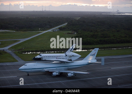 Endeavour-Taxis, die Start-und Landebahn auf Shuttle Trägerflugzeug (KSC-2012-5356) Stockfoto