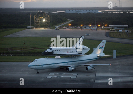 Endeavour-Taxis, die Start-und Landebahn auf Shuttle Trägerflugzeug (KSC-2012-5350) Stockfoto