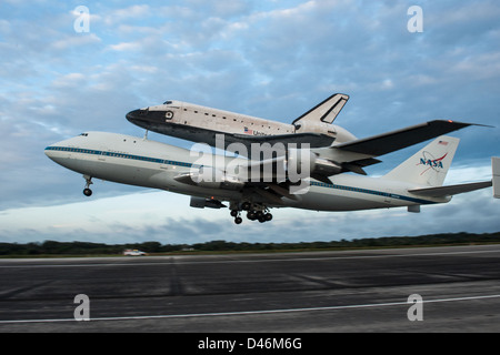 Endeavour übergesetzt von SCA über KSC (jsc2012e216109) Stockfoto