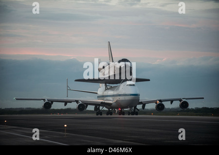 Endeavour übergesetzt von SCA über KSC (jsc2012e216104) Stockfoto