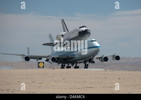 Das Space Shuttle Endeavour, das auf dem Flugzeug des Shuttle Carrier landet, landete auf der Edwards Air Force Base im Dryden Flight Research Center, wo es seinen Fährflug vervollständigte und die Nachbearbeitung und den Transfer erleichterte. Stockfoto