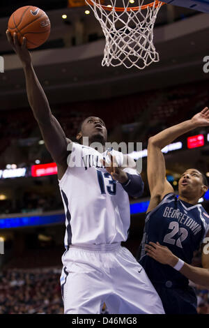 6. März 2013: Villanova Wildcats vorwärts Mouphtaou Yarou (13) stellt den Schuss mit Georgetown Hoyas vorwärts Otto Porter Jr. (22) neben ihm während der NCAA Basketball-Spiel zwischen #5 Georgetown Hoyas und Villanova Wildcats in der Wells Fargo Center in Philadelphia, Pennsylvania. Stockfoto
