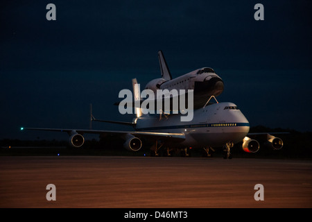 Endeavour übergesetzt von SCA am KSC (jsc2012e216840) Stockfoto