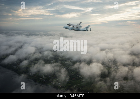 Endeavour übergesetzt von SCA über KSC (jsc2012e216867) Stockfoto