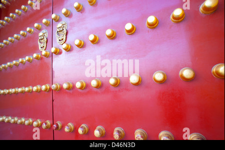 traditionelles Design rote Tür mit Bronze Punkt am Himmelstempel in Peking, China Stockfoto